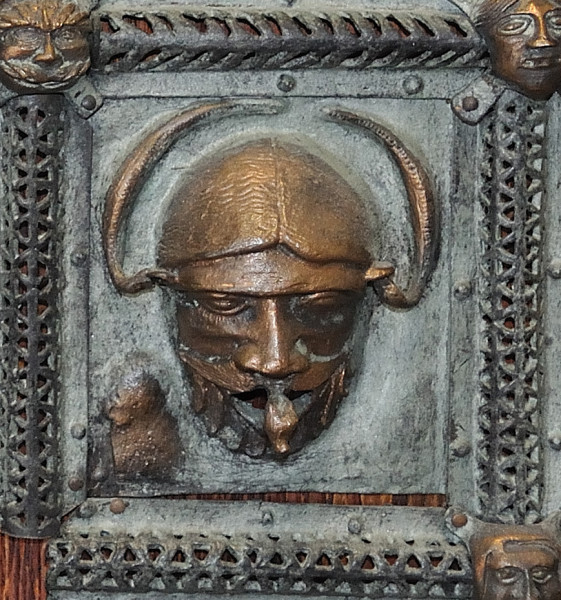 formelle portale di  san zeno mascherone